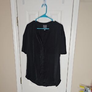 Lysse NEW YORK Classic Black V-Neck Blouse Flowy Material Medium